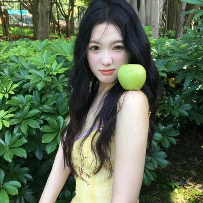 公园里的女孩 海报
